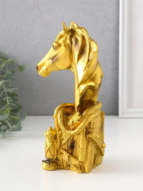 Сувенир полистоун бюст  Сувенир полистоун бюст "Золотой конь с фонарём" 11х6,5х19 см