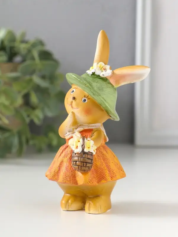 Сувенир полистоун "Зайка в рыжем сарафане и зелёной шляпке, с корзиной цветов" 4,5х4х10,5 см   10915