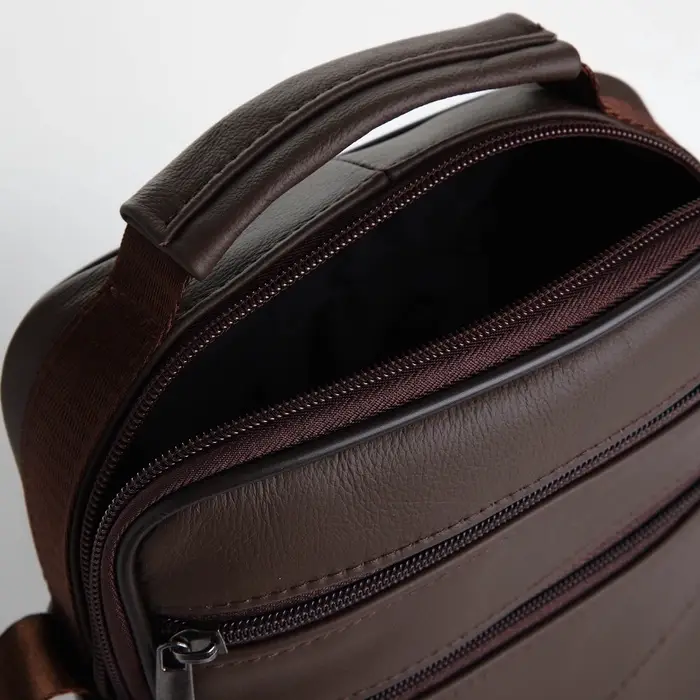 Сумка кросс-боди мужская на молнии, с ручкой, 3 наружных кармана, 18&times;5.5&times;22 см, коричневая