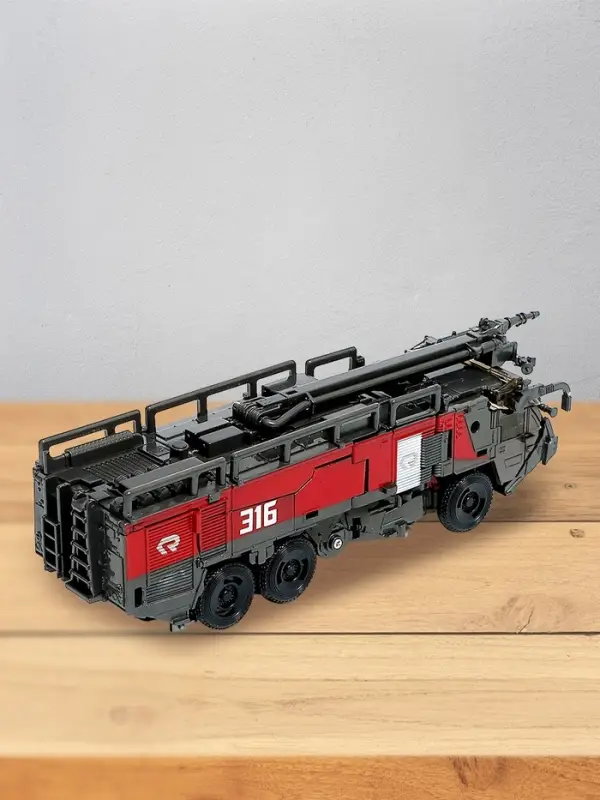 Робот &laquo;Огнеборец&raquo;, трансформируется, с элементами из металла