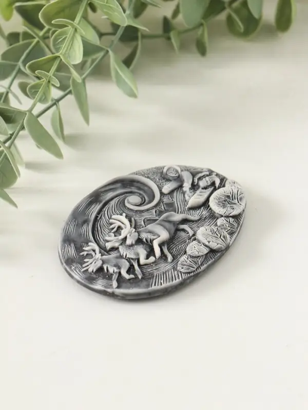 Магнит Магнит "Погонщик оленей на фоне северного сияния (барельеф)" 6 см