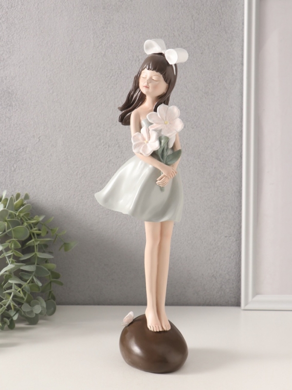 Сувенир полистоун Сувенир полистоун "Девушка с белыми цветами в руках" 9,2х9,1х33,8 см