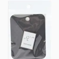 Значок &laquo;Молекулы&raquo;, дофамин, белый в серебре