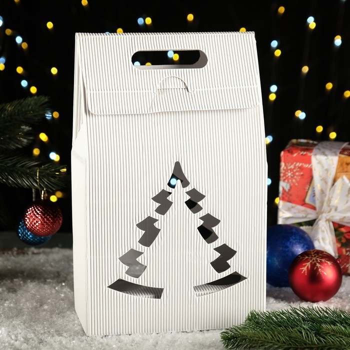 Новый год. Подарочная коробка Новый год. Подарочная коробка "Сумка с ёлкой" бел./бел., 24 х 13,5 х 40 см.