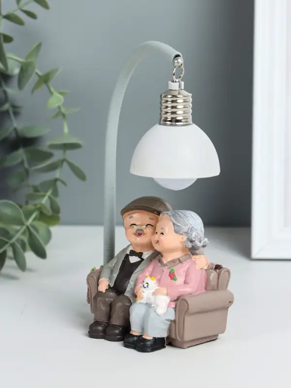 Фигурка светящаяся полистоун «Бабуля с дедулей на диванчике», 10×6×18 см Фигурка светящаяся полистоун «Бабуля с дедулей на диванчике», 10×6×18 см