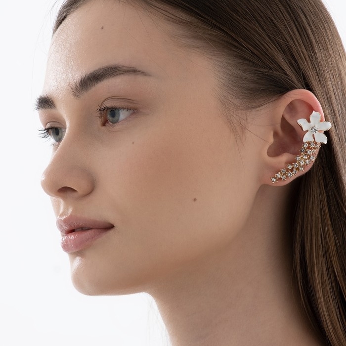 Серьга &laquo;Кафф&raquo; цветок изящный, цвет белый в золоте