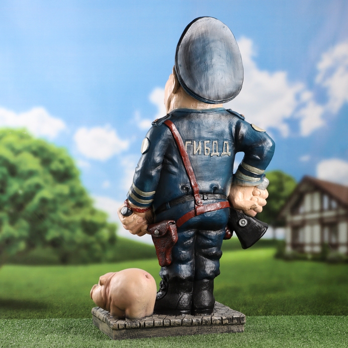 Садовая фигура  Садовая фигура "Полицейский со свинкой" 78х46см