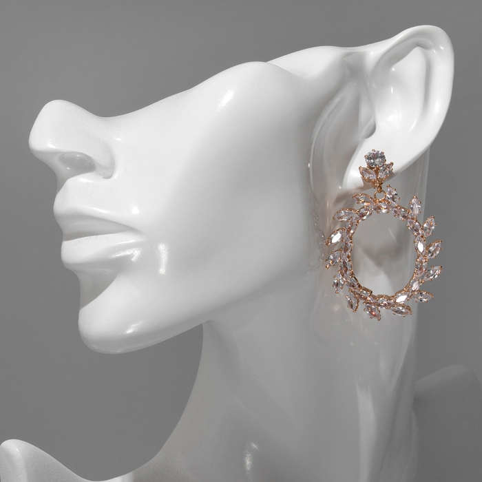 Серьги со стразами «Вспышка» овал в листьях, цвет белый в золоте Серьги со стразами «Вспышка» овал в листьях, цвет белый в золоте
