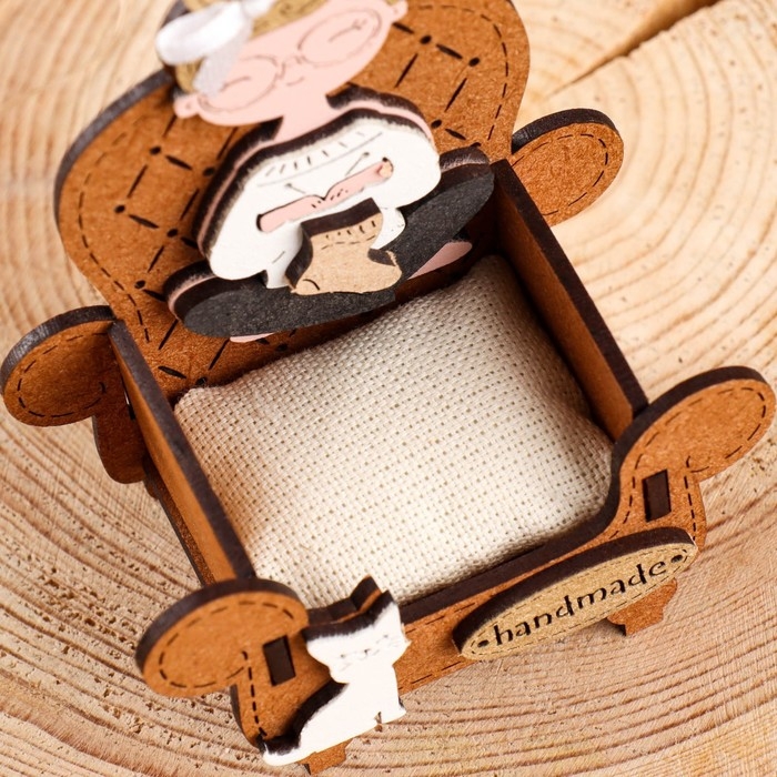 Игольница сувенир Игольница сувенир "Рукодельница", МДФ, Дуб-золото, 8,5х5х11,5 см