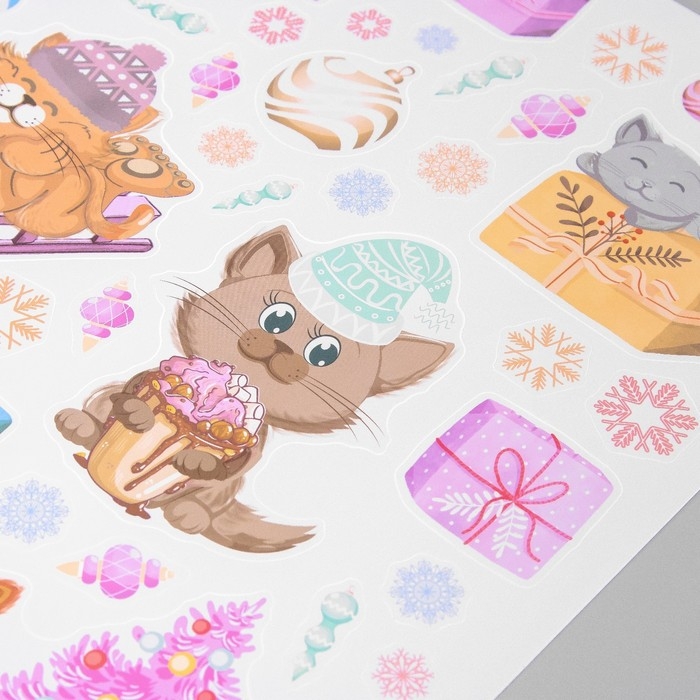 Наклейка интерьерная цветная Наклейка интерьерная цветная "Котики и новогодние игрушки" 30х40 см