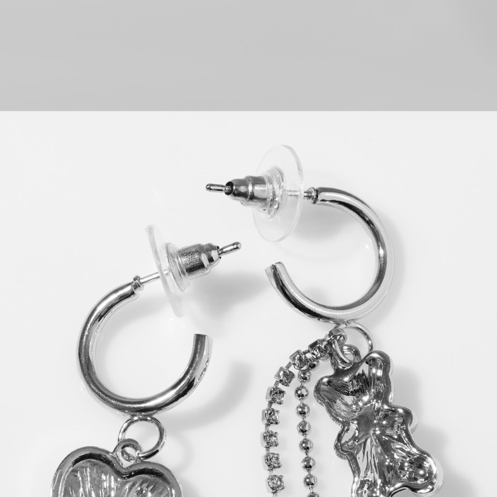 Серьги висячие со стразами «Мишка» с сердцем, цвет белый в серебре