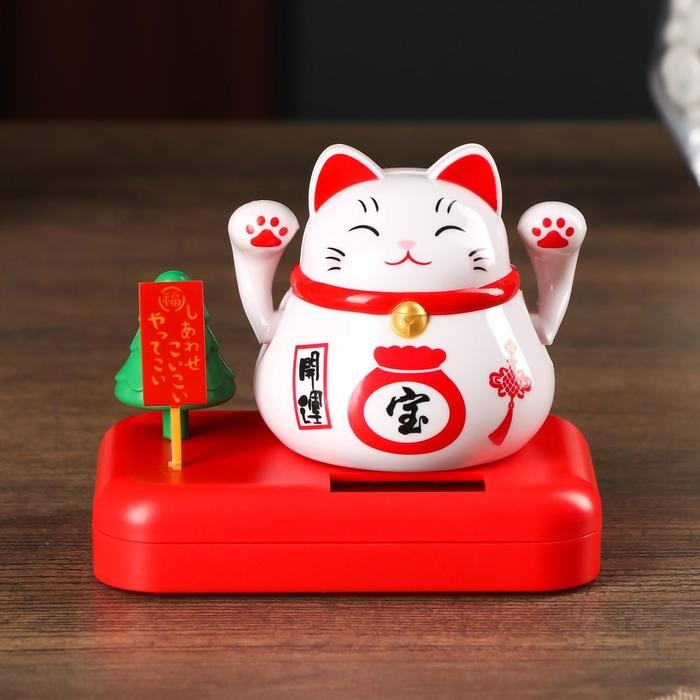 Маятник пластик от солн.батареи Маятник пластик от солн.батареи "Кот Манэки-нэко с деревом и мешком золота" белый 8х10х6 см 501832