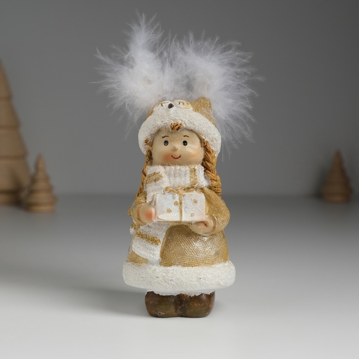 Сувенир полистоун  Сувенир полистоун "Девочка в шапке-сове, в золотистой шубке, с подарком" 6х5,5х11,5 см