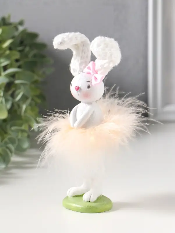 Сувенир полистоун "Заюшка с розовым бантиком в пуховой юбочке" 4,8х4х18 см