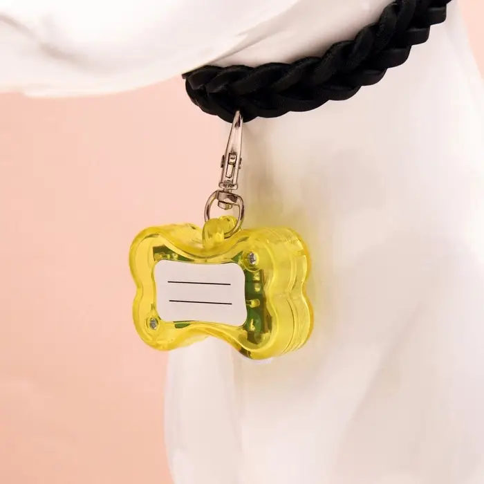 Маячок-адресник &laquo;Косточка&raquo; с наклейкой под записку, 3 режима свечения, пластик, металл, жёлтый