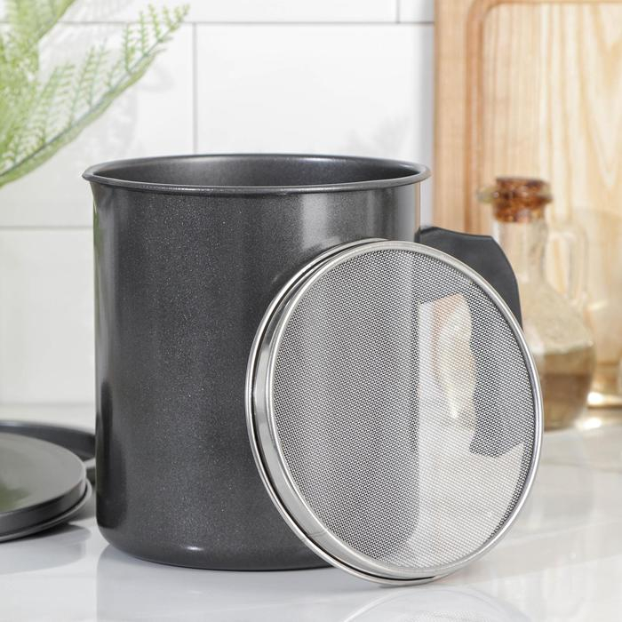 Контейнер для отделения масла и бульона, с ситом 1,7 л, 19×16×17,5 см, антипригарное покрытие Контейнер для отделения масла и бульона, с ситом 1,7 л, 19×16×17,5 см, антипригарное покрытие