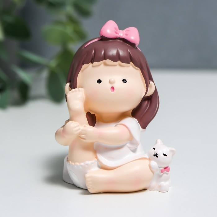 Сувенир полистоун  Сувенир полистоун "Малышка с белым котиком - йога" 5,5х4,5 см