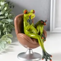 Сувенир полистоун лак "Лягуха показывает средний палец, в кресле" крутится 13х8,7х14 см