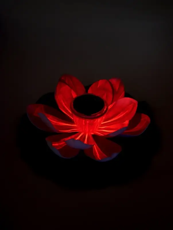 Садовый светильник для водоемов 28 х 28 х 9 см на солнечной бат-е Садовый светильник для водоемов 28 х 28 х 9 см на солнечной бат-е "Лотос" бел N011