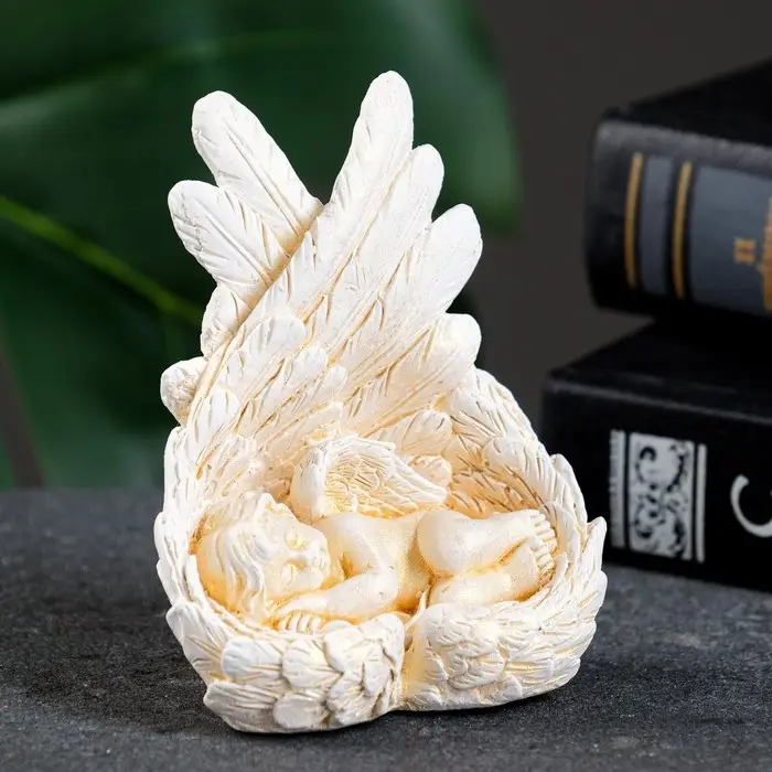 Фигура "Ангел в крыльях спит" позолота, 9х7х4см