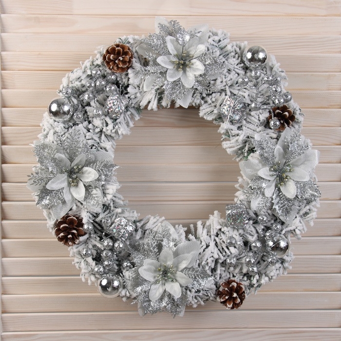 Венок новогодний d-40 см  Венок новогодний d-40 см "Фестиваль блеска" объёмные цветы шишки шары