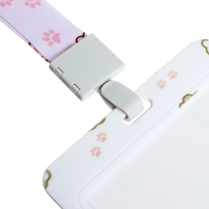 Бейдж горизонтальный внешний размер 10 х 7,8 см, внутренний размер 5,2 х 8,2 см, лента 42 см, с рисунком  Бейдж горизонтальный внешний размер 10 х 7,8 см, внутренний размер 5,2 х 8,2 см, лента 42 см, с рисунком "Лапки"