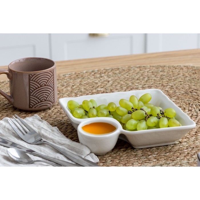 Блюдо керамическое с соусником «Вино», 18.6 х 17.5 х 4 см, цвет белый Блюдо керамическое с соусником «Вино», 18.6 х 17.5 х 4 см, цвет белый