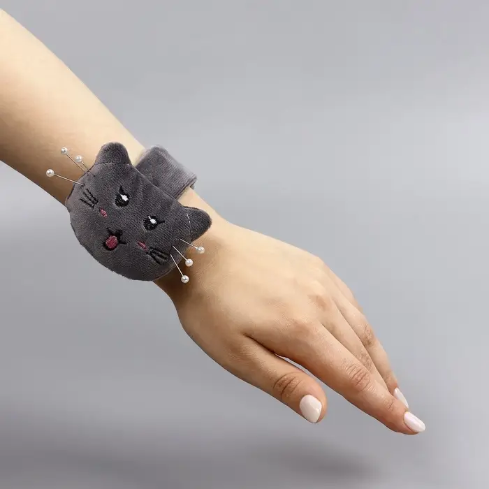 Игольница на браслете &laquo;Кошка&raquo;, 23&times;6.5 см, серая