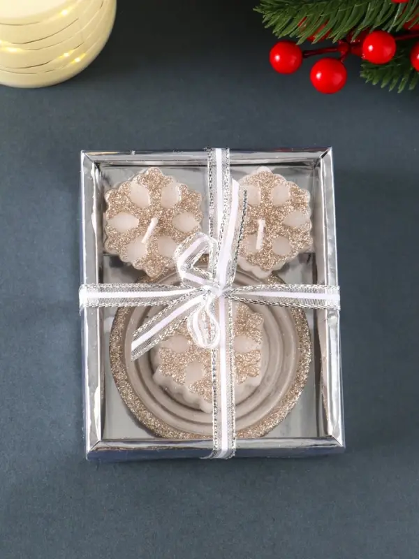 Набор свечей &laquo;Снежинки и подсвечник&raquo;, 3 шт., 12&times;10&times;4 см