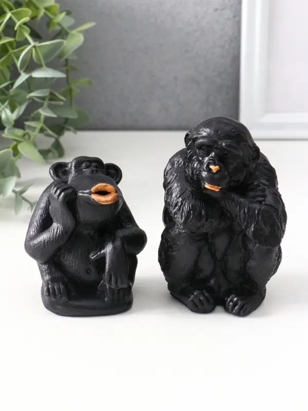 Набор статуэток «Обезьяны», 2 шт., 6.5×6.5×10 см, 6.5×5.5×7.5 см, чёрный Набор статуэток «Обезьяны», 2 шт., 6.5×6.5×10 см, 6.5×5.5×7.5 см, чёрный