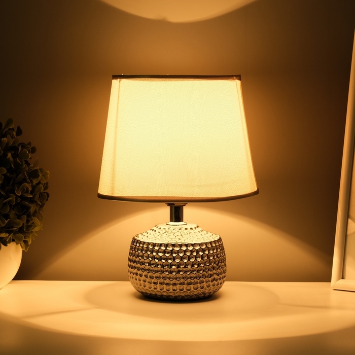 Настольная лампа с абажуром RISALUX «Капли дождя», 1×40 Вт, E27, серебро, 17.5×17.5×23.5 см Настольная лампа с абажуром RISALUX «Капли дождя», 1×40 Вт, E27, серебро, 17.5×17.5×23.5 см