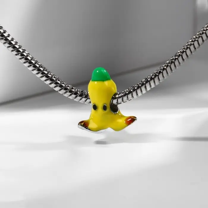 Шарм «Банан», цвет жёлто-зелёный в чернёном серебре Шарм «Банан», цвет жёлто-зелёный в чернёном серебре