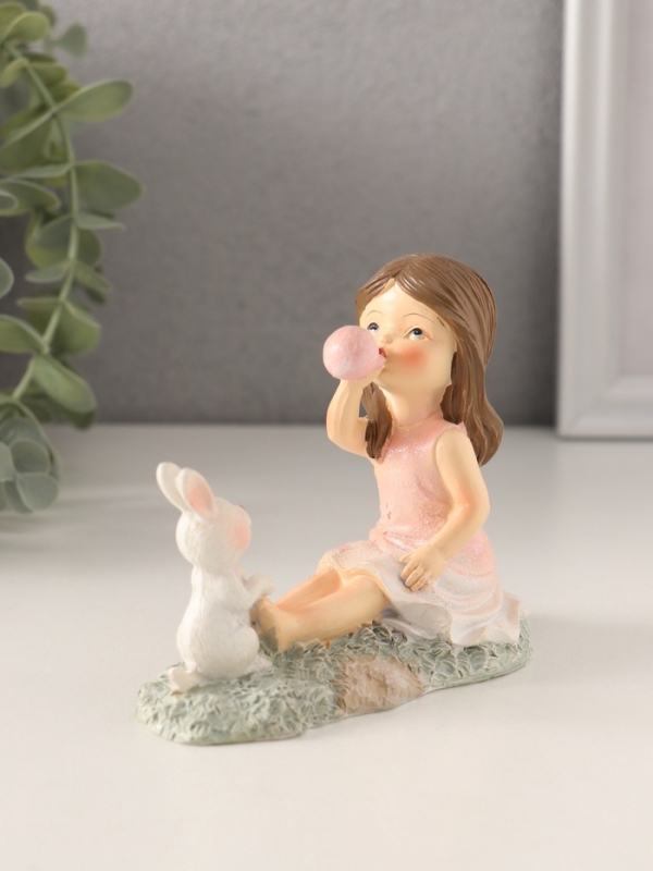 Сувенир полистоун Сувенир полистоун "Малышка надувает шарик, с зайчиком на лужайке" розовый 10,5х5х9 см