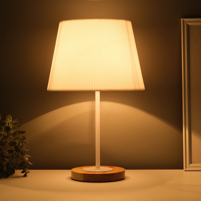 Светильник настольный Светильник настольный "Строгость" 1х40Вт Е27 бежевый 22,5х22,5х41,5см