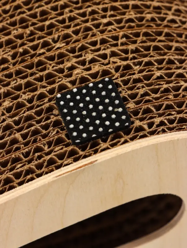 Когтеточка-лежанка картон "Зверьё Моё" ВОСЬМЕРКА средняя с игрушкой 53 х 21 х 16 см