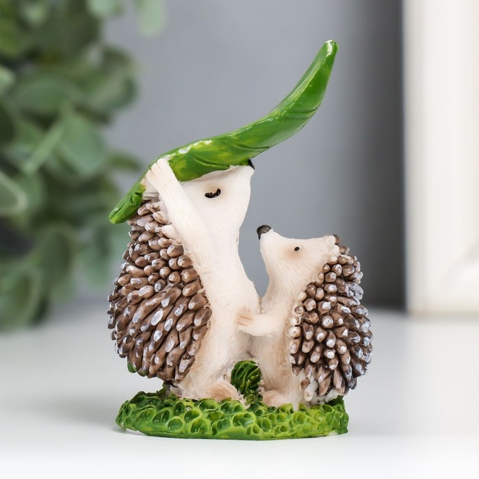 Сувенир полистоун  Сувенир полистоун "Ежиха с ежонком под листиком" 7,8х5,3х3,4 см