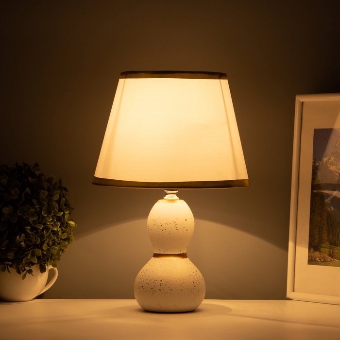 Лампа настольная Лампа настольная "Изгиб" 1х40Вт Е14белый/золото 22,5х22,5х35см