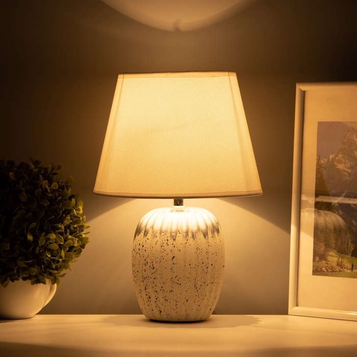 Настольная лампа с абажуром RISALUX «Нике», 1×Е14, 40 Вт, белый, 22×22×32 см Настольная лампа с абажуром RISALUX «Нике», 1×Е14, 40 Вт, белый, 22×22×32 см