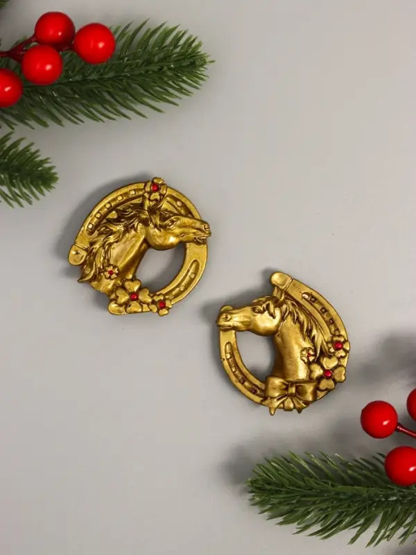 Магнит полистоун  "Конь в подкове с клевером" МИКС 4,6х5,3 см