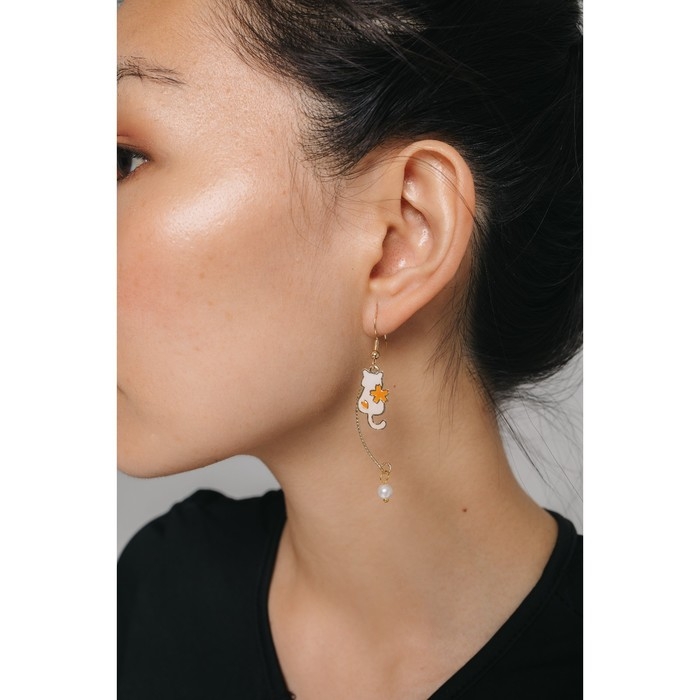 Серьги с жемчугом «Япония» веер и кот в цветах, цвет оранжево-белый в золоте Серьги с жемчугом «Япония» веер и кот в цветах, цвет оранжево-белый в золоте