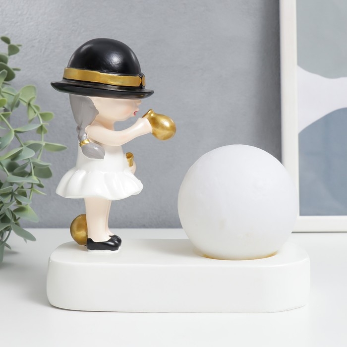 Сувенир полистоун свет  Сувенир полистоун свет "Малышка в чёрной шляпке, с золотым пузырём у шара" 16,5х8х16 см