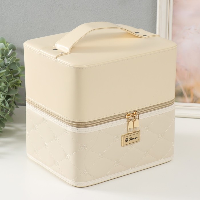 Шкатулка кожзам для косметики  Шкатулка кожзам для косметики "Ромбы и цветы. Этажи" молочная 24,5х20,5х27 см