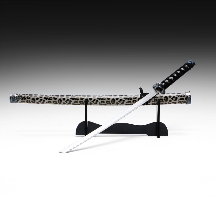 Сувенирное оружие «Катана на подставке», темно серые ножны под леопарда, 89см Сувенирное оружие «Катана на подставке», темно серые ножны под леопарда, 89см