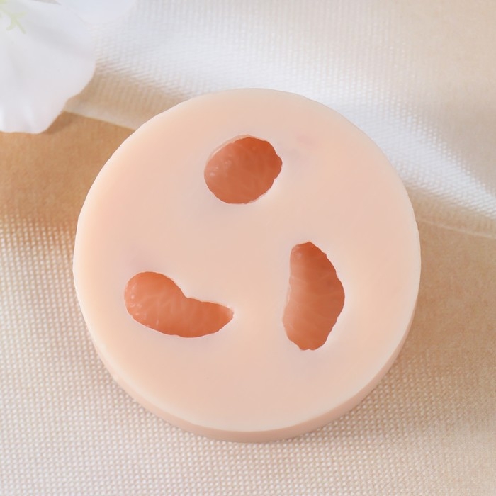 Новогодний молд силикон Новогодний молд силикон "Долька мандаринки" 2,9х1,6х1,2 см