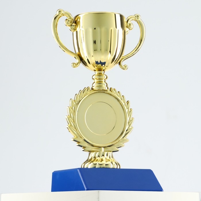 Кубок 057, наградная фигура, золото, подставка пластик, 14 х 6,5 х 6,3 см. Кубок 057, наградная фигура, золото, подставка пластик, 14 х 6,5 х 6,3 см.