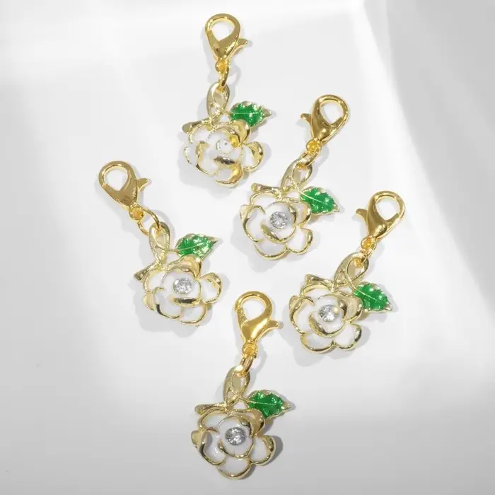 Шарм «Цветок» роза с завитком, цвет зелёно-белый в золоте Шарм «Цветок» роза с завитком, цвет зелёно-белый в золоте