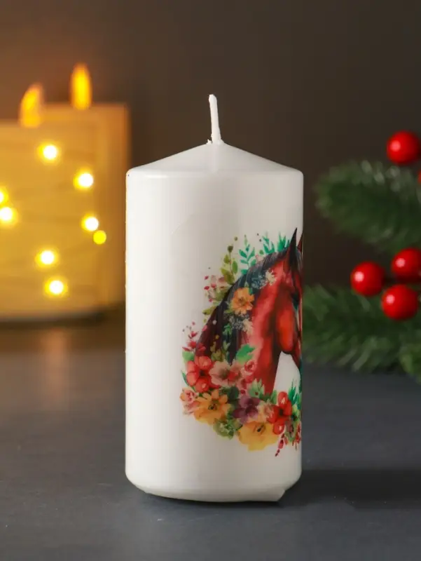 Свеча столб 50х100мм с декором, конь, белая Свеча столб 50х100мм с декором, конь, белая