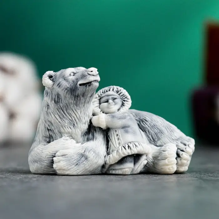 Фигурка &laquo;Девочка с медведем&raquo;, 4 см