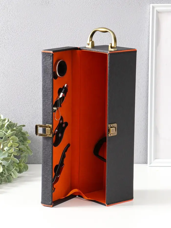 Шкатулка дерево, кожзам под бутылку "Чёрная с оранжевой вставкой" 4 предмета 35х10х11,5 см   1096938