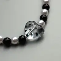 Брелок на карабине "Бант и сердце" черно-белый 14,5 см